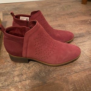 Wine colored Deia Toms